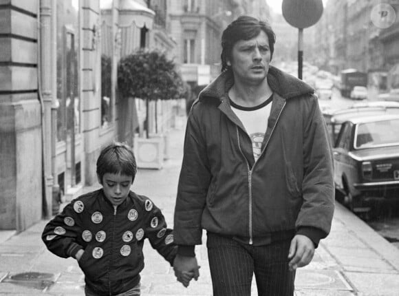 Alain Delon et son fils Anthony à Paris en 1972.