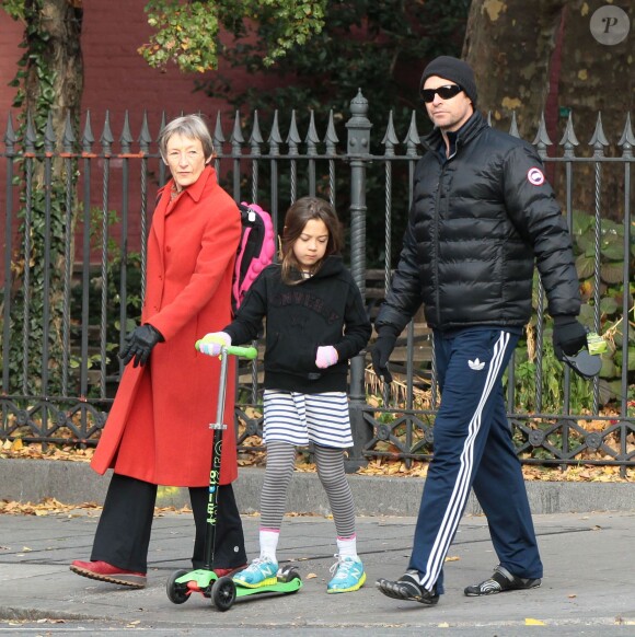 Hugh Jackman avec sa fille Ava dans les rues de New York, le 16 novembre 2013.