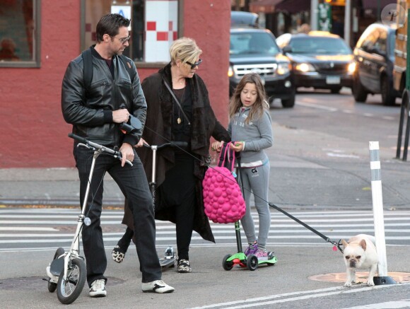 Hugh Jackman et sa femme Deborra-Lee Furness emmènent leur fille Ava à l'école à New York, le 21 octobre 2013.