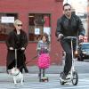 Hugh Jackman et sa femme Deborra-Lee Furness emmènent leur fille Ava à l'école à New York, le 21 octobre 2013.