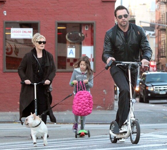 Hugh Jackman et sa femme Deborra-Lee Furness emmènent leur fille Ava à l'école à New York, le 21 octobre 2013.