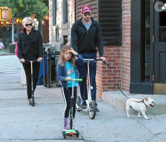 Exclusif - Hugh Jackman, avec sa femme Deborra-Lee Furness, accompagnent leur fille Ava à l'école. New York, le 1er octobre 2013.