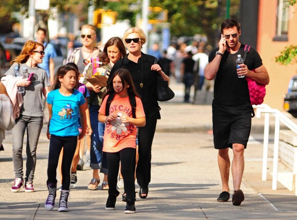 Hugh Jackman et sa femme Deborra-Lee Furness sont allés chercher leur fille Ava à l'école à New York. Le 1er octobre 2013.