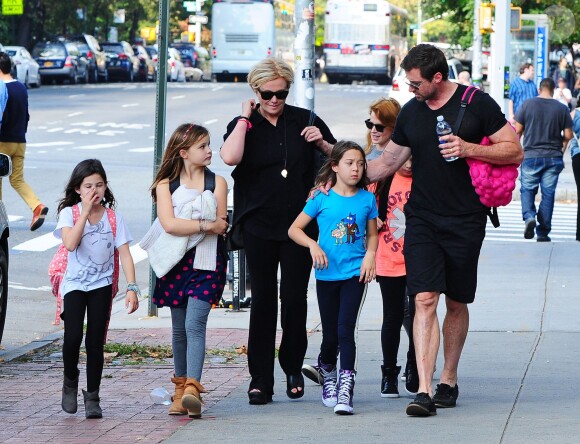 Hugh Jackman et sa femme Deborra-Lee Furness sont allés chercher leur fille Ava à l'école à New York. Le 1er octobre 2013.