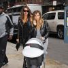 Kim Kardashian, stylée et nature, accompagnée de sa fille North, va déjeuner avec son amie LaLa Anthony à New York, le 22 novembre 2013 avant de se rendre au concert de Kanye West