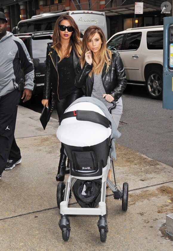 Kim Kardashian, stylée et nature, accompagnée de sa fille North, va déjeuner avec son amie LaLa Anthony à New York, le 22 novembre 2013 avant de se rendre au concert de Kanye West