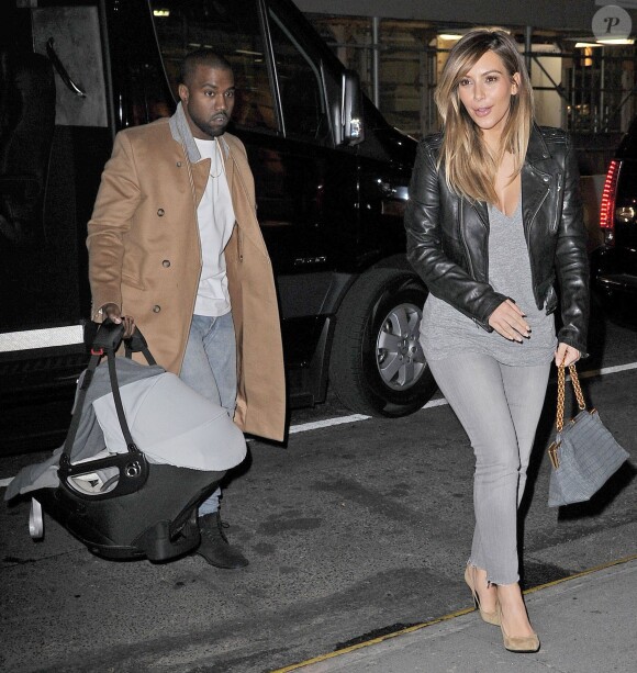 Le rappeur américain Kanye West, Kim Kardashian et leur fille North dinent à New York, le 22 novembre 2013 en marge du show de Kanye actuellement en pleine tournée avec son Yeezus Tour