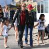 Johnny Hallyday, sa femme Laeticia et leurs filles Jade et Joy sur la plage a Malibu, le 9 novembre 2013.