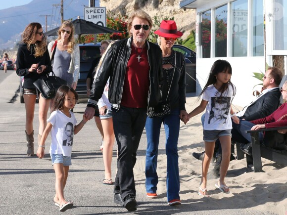 Johnny Hallyday, sa femme Laeticia et leurs filles Jade et Joy sur la plage a Malibu, le 9 novembre 2013.