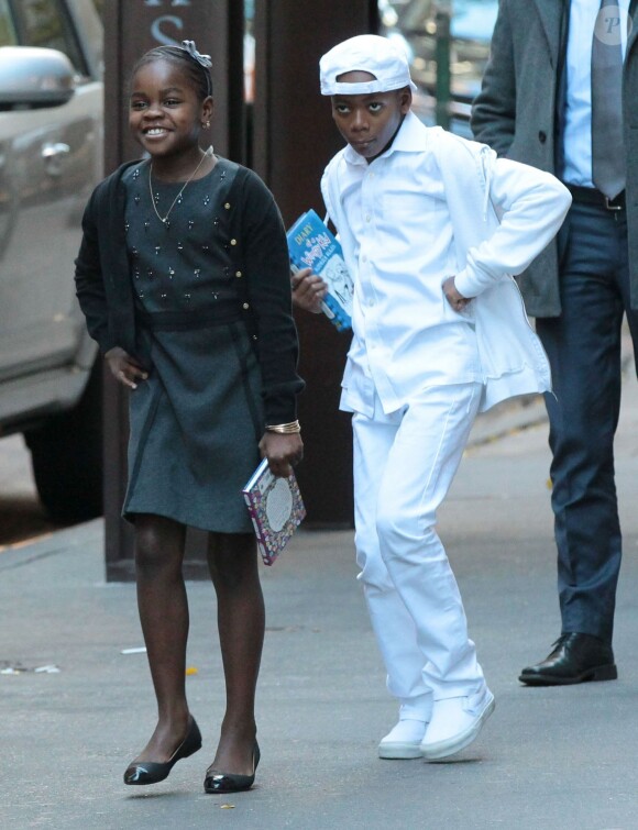 Les enfants de Madonna, Mercy James et David Banda posent pour les photographes à la sortie du centre de Kabbale à New York, le 23 novembre 2013.