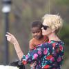 Charlize Theron et son fils Jackson à Sydney, le 25 novembre 2013.