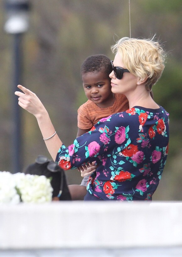 Charlize Theron et son fils Jackson à Sydney, le 25 novembre 2013.