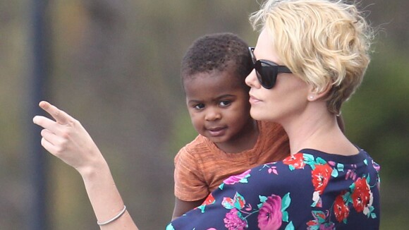 Charlize Theron : Maman rafraîchissante, elle ne lâche pas son adorable Jackson