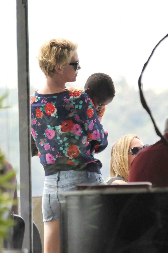 Charlize Theron et son fils Jackson déjeunent au restaurant Catalina à Sydney, le 25 novembre 2013.