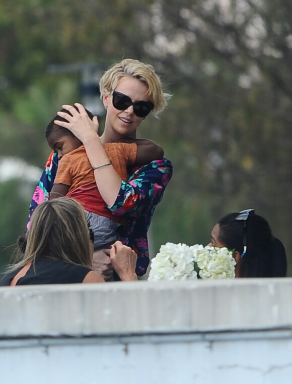 Charlize Theron et son fils Jackson à Sydney en Australie, le 25 novembre 2013.