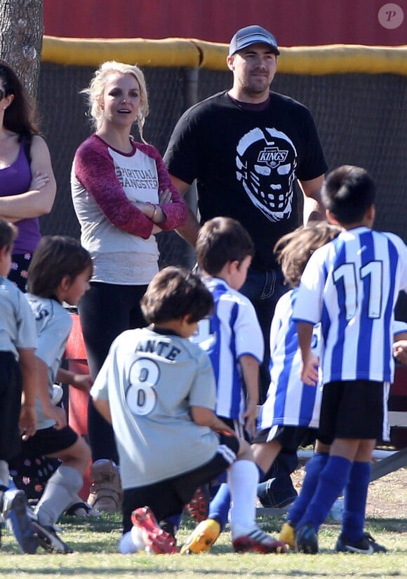 BrBritney Spears et son boyfriend David Lucado regardent les enfants de la chanteuse jouer au foot. Los Angeles, le 9 novembre 2013.
