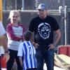 Britney Spears et son boyfriend David Lucado regardent les enfants de la chanteuse jouer au foot. Los Angeles, le 9 novembre 2013.