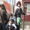 Sandra Bullock sort de l'école avec son adorable fils Louis Bardo à Studio City, Los Angeles, le 26 novembre 2013.