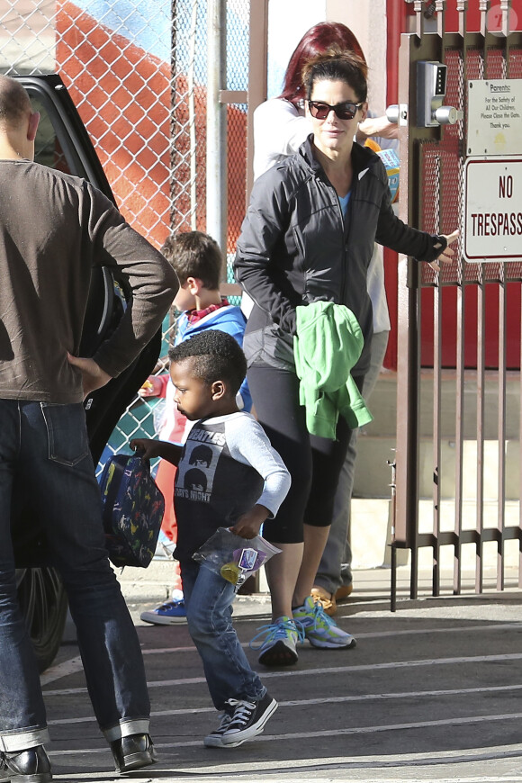 Sandra Bullock sort de l'école avec son adorable fils Louis Bardo à Studio City, Los Angeles, le 26 novembre 2013.