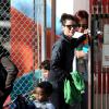 Sandra Bullock sort de l'école avec son fils Louis Bardo à Studio City, Los Angeles, le 26 novembre 2013.