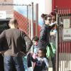 Sandra Bullock sort de l'école avec son fils Louis Bardo à Studio City, Los Angeles, le 26 novembre 2013.