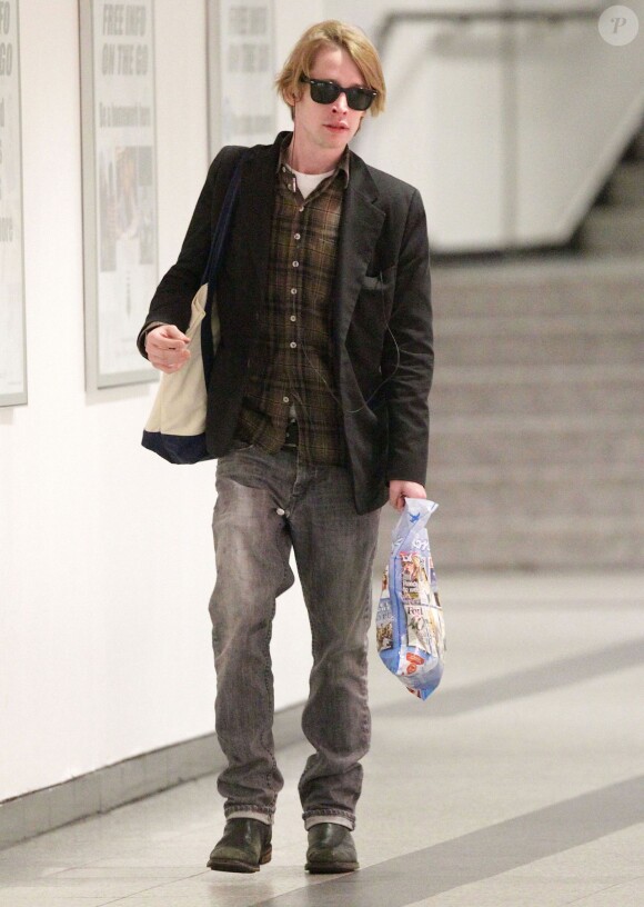 L'acteur Macaulay Culkin arrive a l'aéroport a Los Angeles, le 12 janvier 2013.
