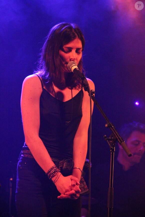 Exclusif - Laura du groupe Lippie à la soirée 22:22 au Bus Palladium à Paris le 27 novembre 2013.