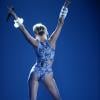Miley Cyrus sings lors des American Music Awards au Nokia Theatre de Los Angeles, le 24 novembre 2013.
