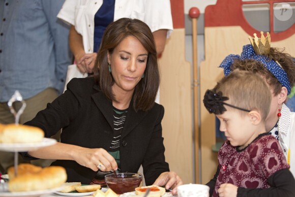 La princesse Marie de Danemark en visite dans un hôpital pour enfants de Sonderborg le 12 novembre 2013