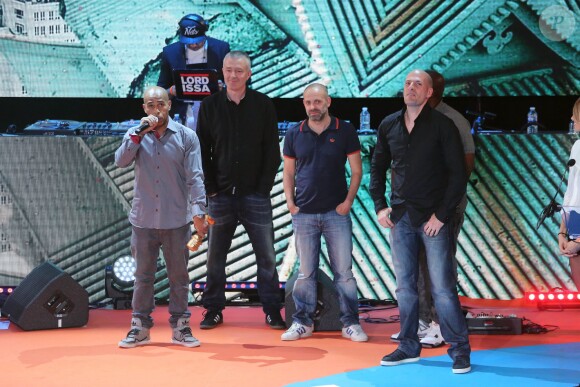 Les cinq membres du groupe IAM (Shurik'n, Imhotep, Kheops, Akhenaton et Kephren) reçoicent un award d'honneur lors des Trace Urban Music Awards 2013 au Trianon. Paris, le 14 mai 2013.