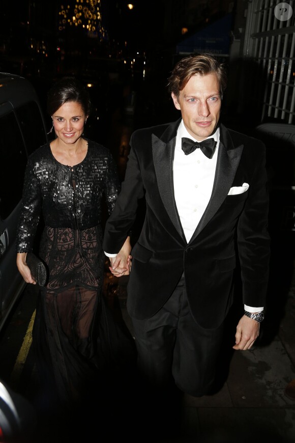 Pippa Middleton et son compagnon Nico Jackson se rendent au diner "Sugarpum" a Londres le 20 novembre 2013.  Pippa Middleton and Nico Jackson attend the Sugarpum dinner at One Mayfair. It looked like Nico was taking a photographer into the party with him at one point before Pippa rejoined him at his side.20/11/2013 - Londres
