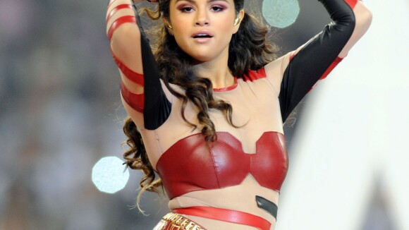 Selena Gomez : Danses sexy et cuir rouge pour conquérir un public masculin...