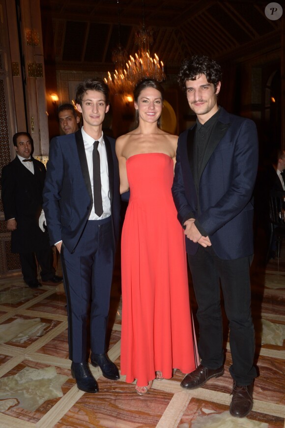 Pierre Niney avec sa girlfriend Natasha et Louis Garrel au dîner de la soirée Dior à Marrakech, le 1er décembre 2013.