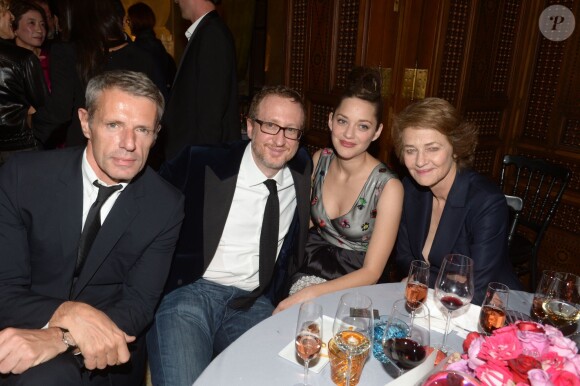 Lambert Wilson, James Gray, Marion Cotillard et Charlotte Rampling au dîner de la soirée Dior à Marrakech, le 1er décembre 2013.