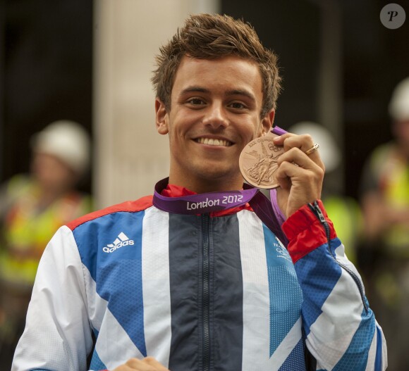 Tom Daley et sa médaille de bronze, à Londres, le 10 septembre 2012.