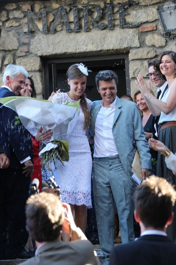 Sortie sous le riz pour le mariage civil de Thomas Langmann et Céline Bosquet à la mairie de Sartène, Corse du sud, le 21 juin 2013.