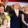 Le roi Willem-Alexander des Pays-Bas et la reine Maxima ovationnés, sur scène au concert marquant le lancement des célébrations des 200 ans du royaume des Pays-Bas, le 30 novembre 2013 au Théâtre Circus de Scheveningen (banlieue de La Haye).