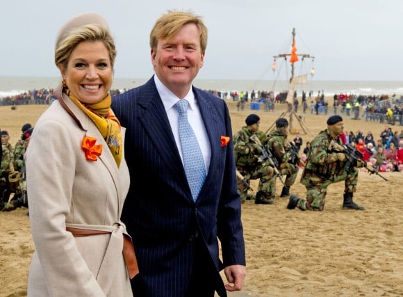 Le roi Willem-Alexander des Pays-Bas et la reine Maxima sur la plage de Scheveningen le 30 novembre 2013 pour la reconstitution du retour d'exil du prince Willem Frederik le 30 novembre 1813, qui allait fonder peu après le royaume des Pays-Bas.