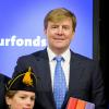 Le roi Willem-Alexander des Pays-Bas recevant le 29 novembre 2013 les premiers exemplaires de biographies de Willem I, Willem II et Willem III, à la veille du début des célébrations du bicentenaire du royaume.
