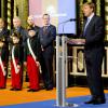 Le roi Willem-Alexander des Pays-Bas recevant le 29 novembre 2013 les premiers exemplaires de biographies de Willem I, Willem II et Willem III, à la veille du début des célébrations du bicentenaire du royaume.