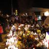 Fans et badauds se recueillent sur le lieu du crash où Paul Walker a trouvé la mort à Valencia, le 1er décembre 2013.