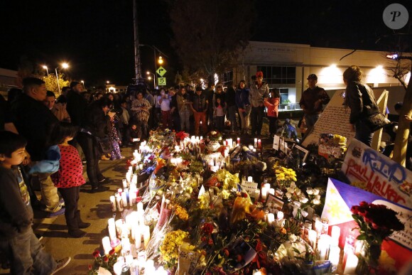Fans et badauds se recueillent sur le lieu du crash où Paul Walker a trouvé la mort à Valencia, le 1er décembre 2013.