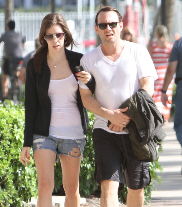 Christian Slater et Brittany Lopez se promènent à Miami, le 18 mars 2012