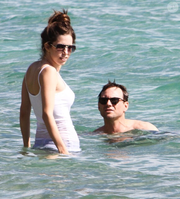 Christian Slater et sa fiancée Brittany Lopez profitent de la mer à Miami, le 18 mars 2012