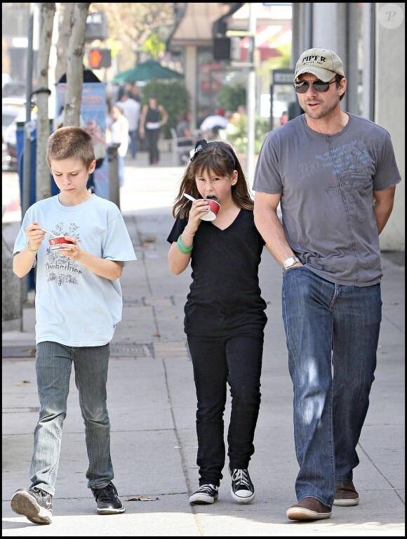 Christian Slater et ses enfants à Los Angeles, le 18 octobre 2009.