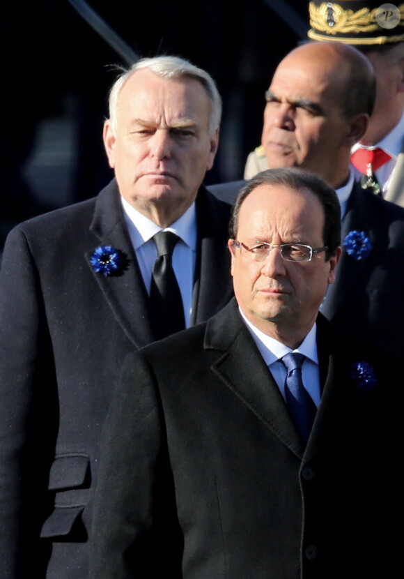 François Hollande et Jean-Marc Ayrault au pied de l'Arc de Triomphe à Paris, le 11 Novembre 2013