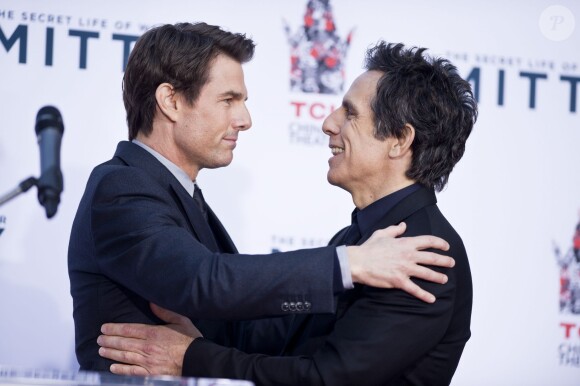 Tom Cruise salue Ben Stiller lors du dépôt d'empreinte de Ben Stiller au TCL Chinese Theatre de Los Angeles, le 3 décembre 2013.