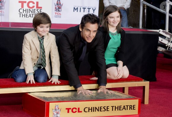 Ben Stiller avec ses enfants Quinlin Stiller et Ella Stiller lors du dépôt d'empreintes de Ben Stiller au TCL Chinese Theatre de Los Angeles, le 3 décembre 2013.