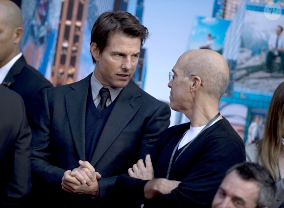 Tom Cruise et le producteur Jeffrey Katzenberg lors du dépôt d'empreintes de Ben Stiller au TCL Chinese Theatre de Los Angeles, le 3 décembre 2013.