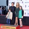 Ben Stiller, Christine Taylor, et leurs enfants Quinlin Stiller et Ella Stiller lors du dépôt d'empreintes de Ben Stiller au TCL Chinese Theatre de Los Angeles, le 3 décembre 2013.
